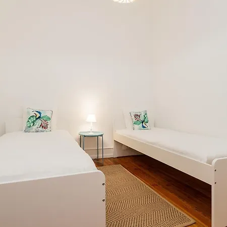 Stunning Bridge View From Open Plan Flat * Lisboa